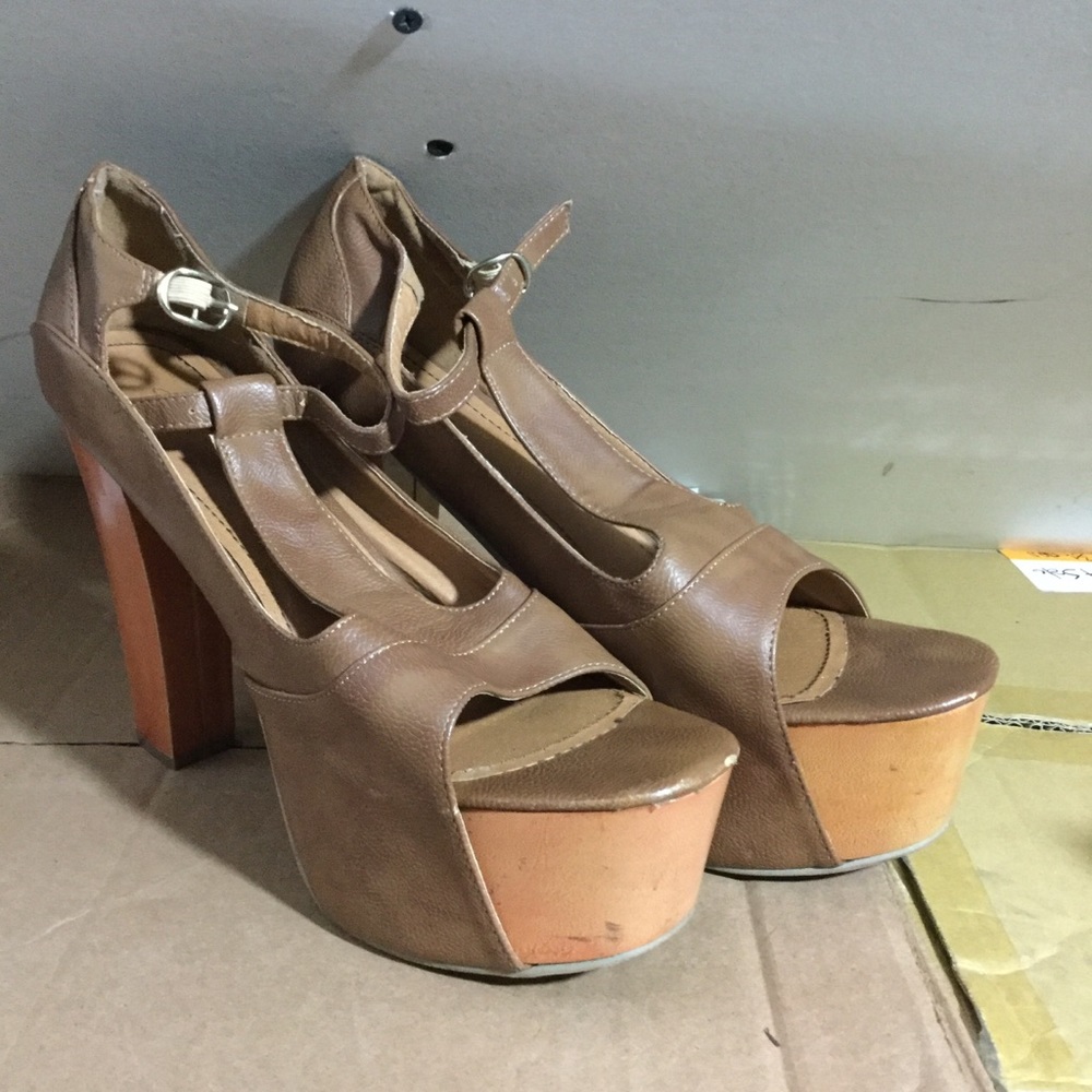 Campbell look alike size 9 sandal heels tan